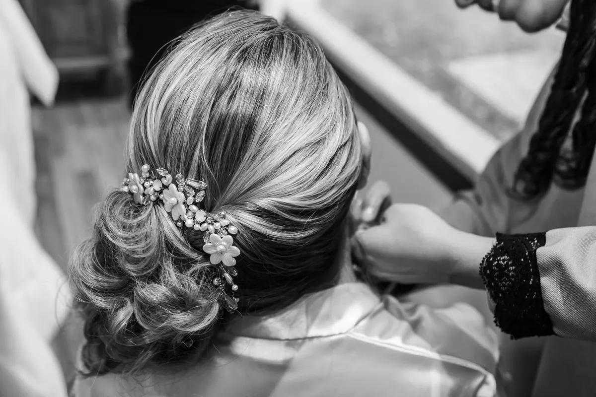 Test the style in motion: turn your head, take a few steps and lift the veil before you commit.